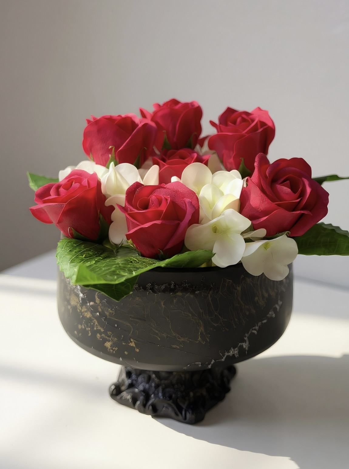 11 Kırmızı Gül Ve Beyaz Ortanca İle Siyah Premium Vazoda Aranjman