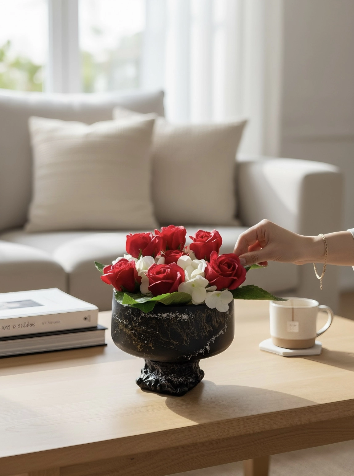 11 Kırmızı Gül Ve Beyaz Ortanca İle Siyah Premium Vazoda Aranjman