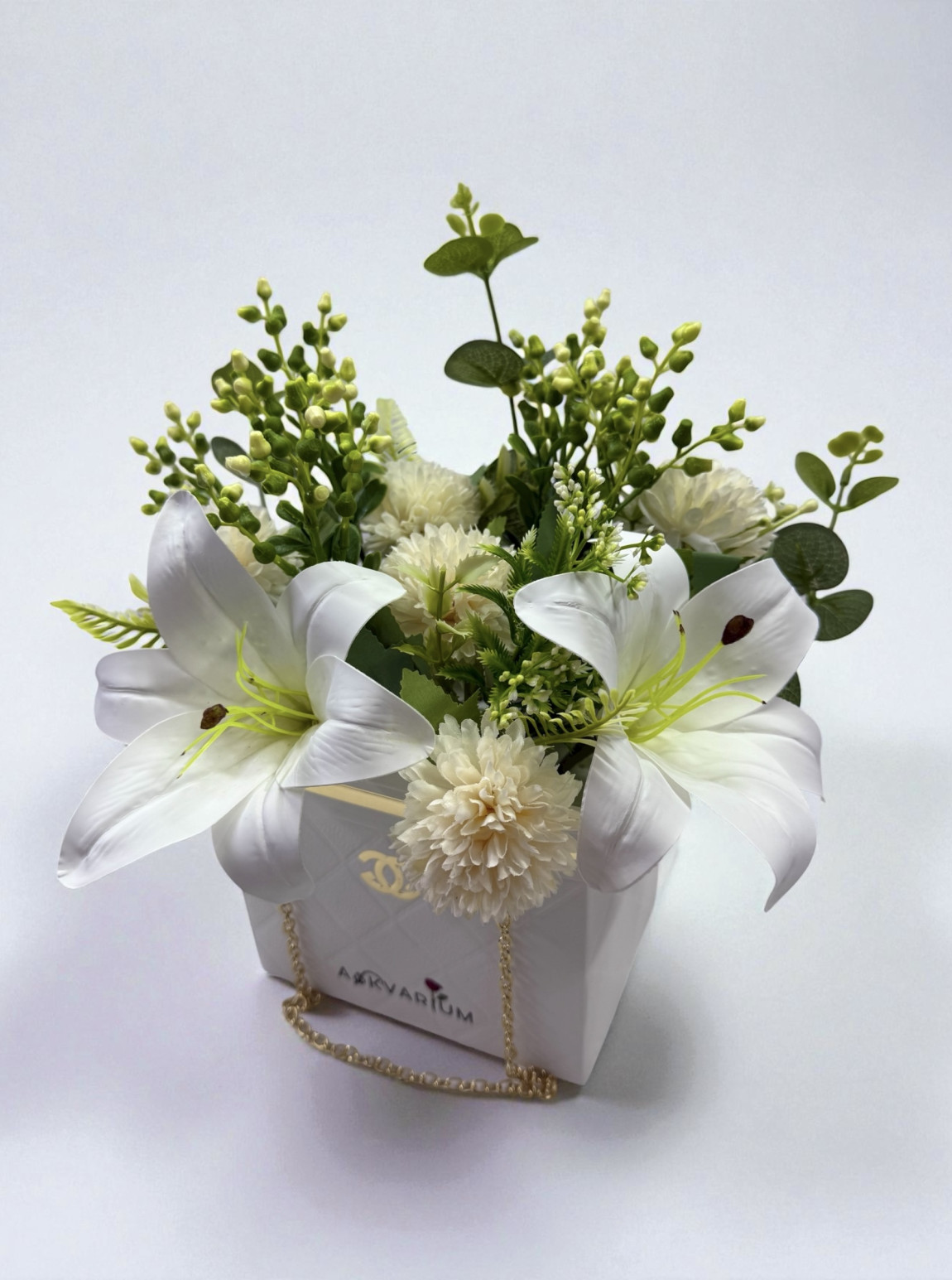 Çantada Beyaz Lilyum Ve Krem Çiçek Aranjmanı