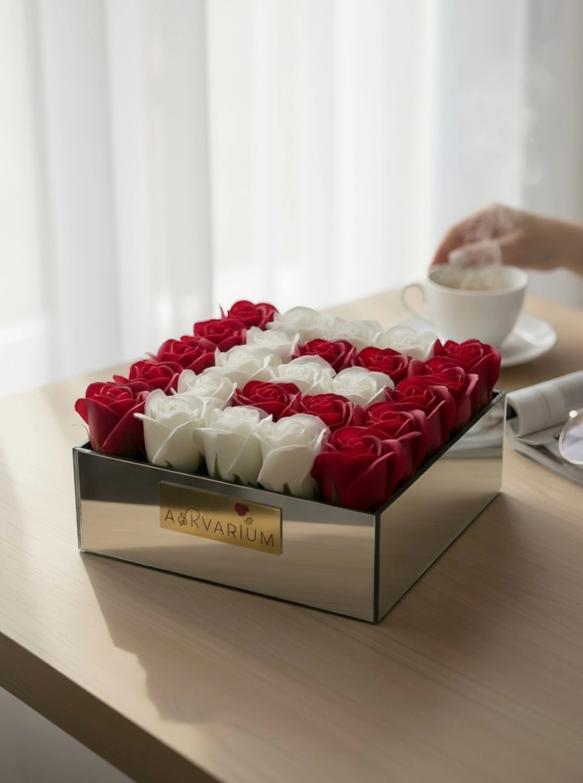 Kırmızı Beyaz İsme Özel Kokulu Gül Kutusu