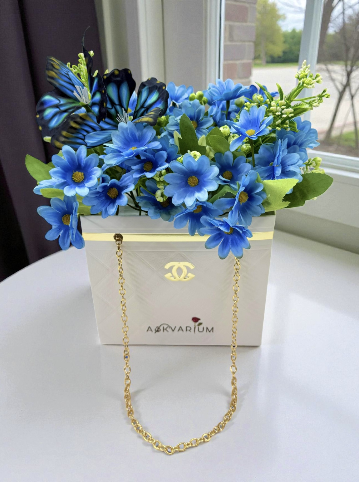 Mavi Papatyalar Ve Kelebek Detaylı Dekoratif Çiçek Aranjmanı