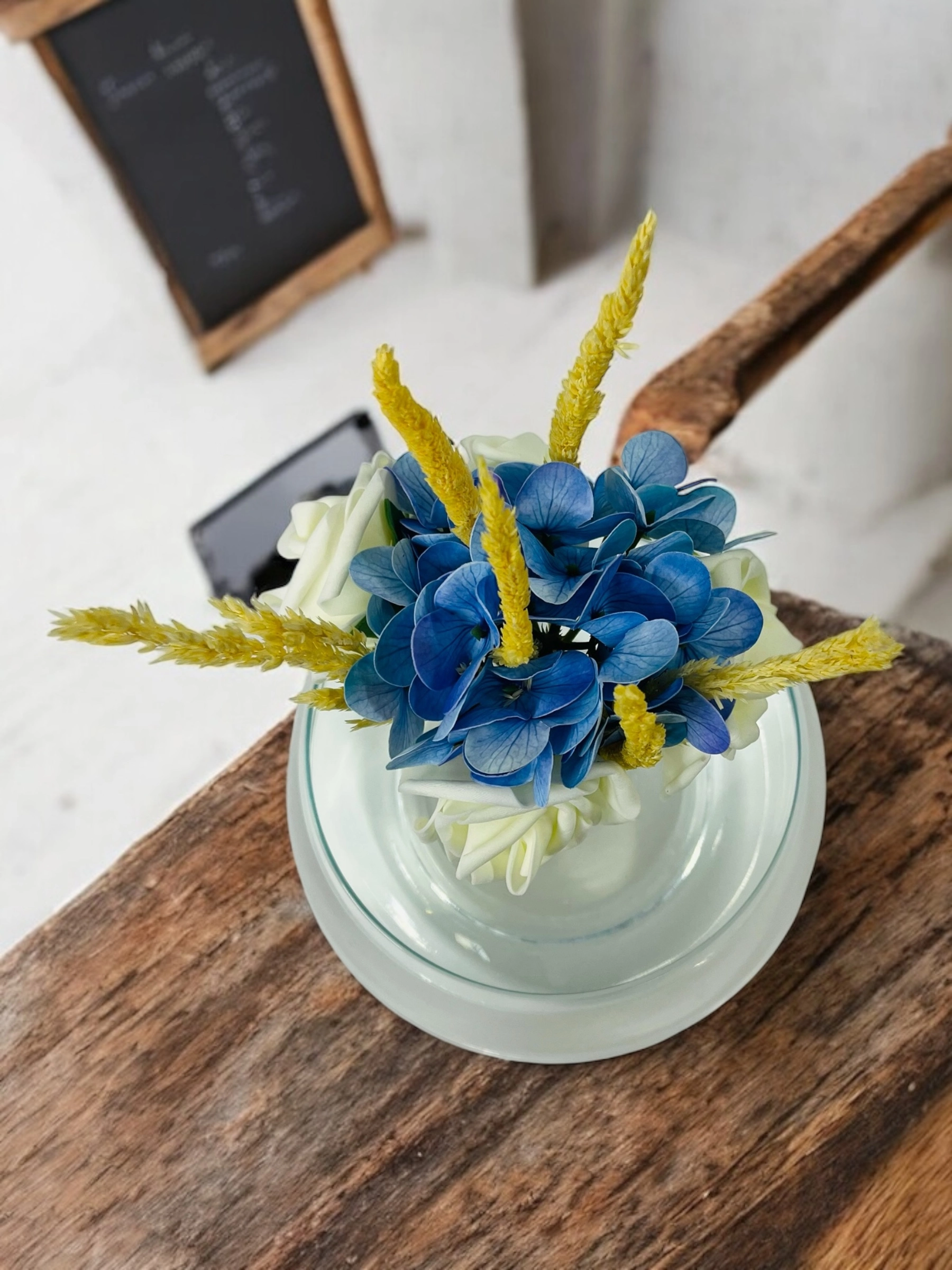 Beyaz Gül Ve Mavi Ortanca Fanus