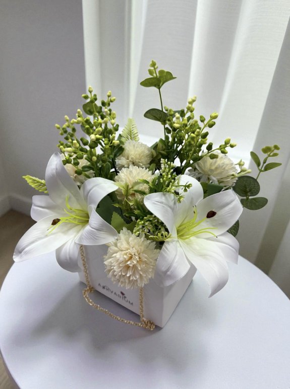 Çantada Beyaz Lilyum Ve Krem Çiçek Aranjmanı