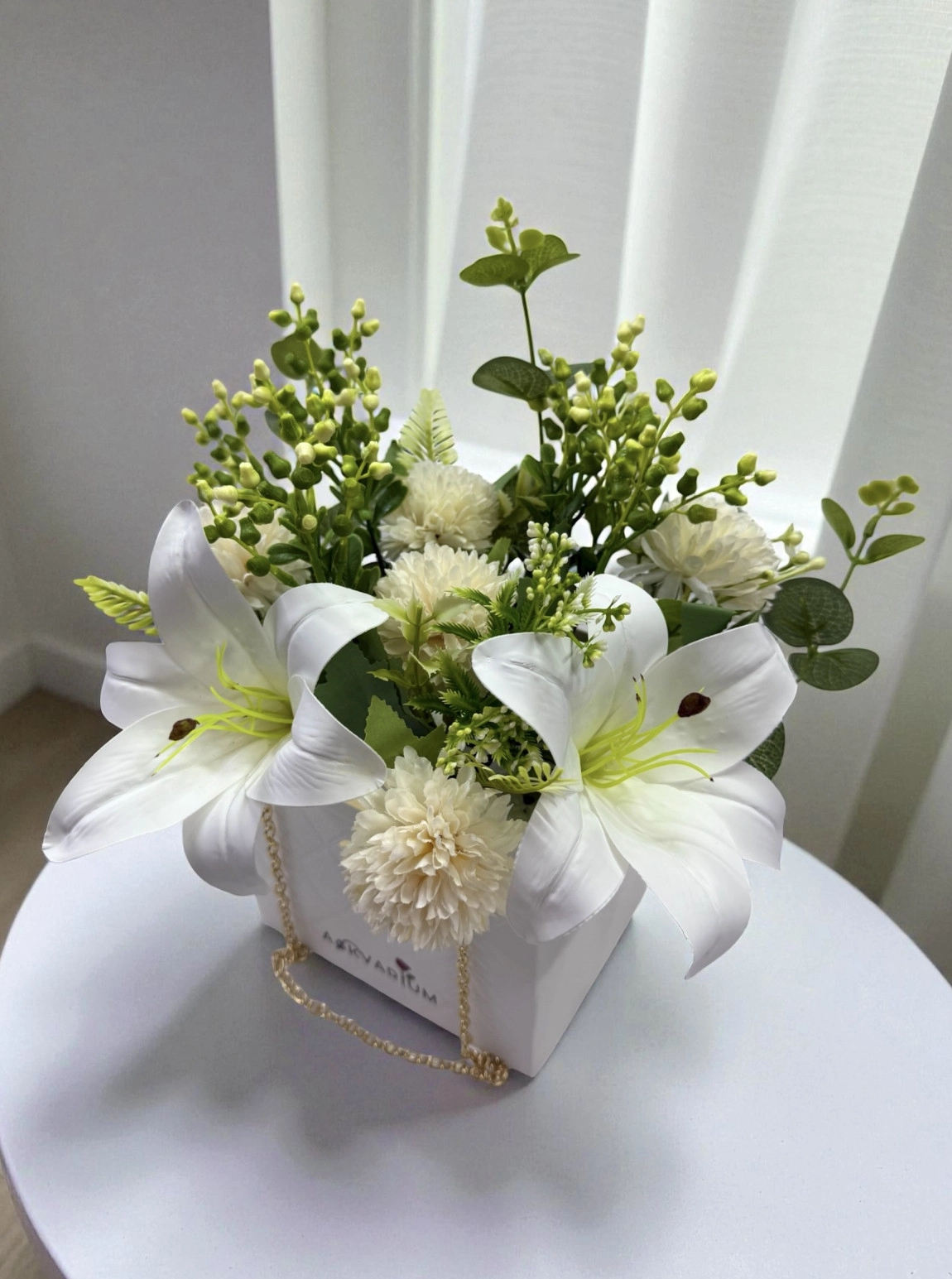 Çantada Beyaz Lilyum Ve Krem Çiçek Aranjmanı