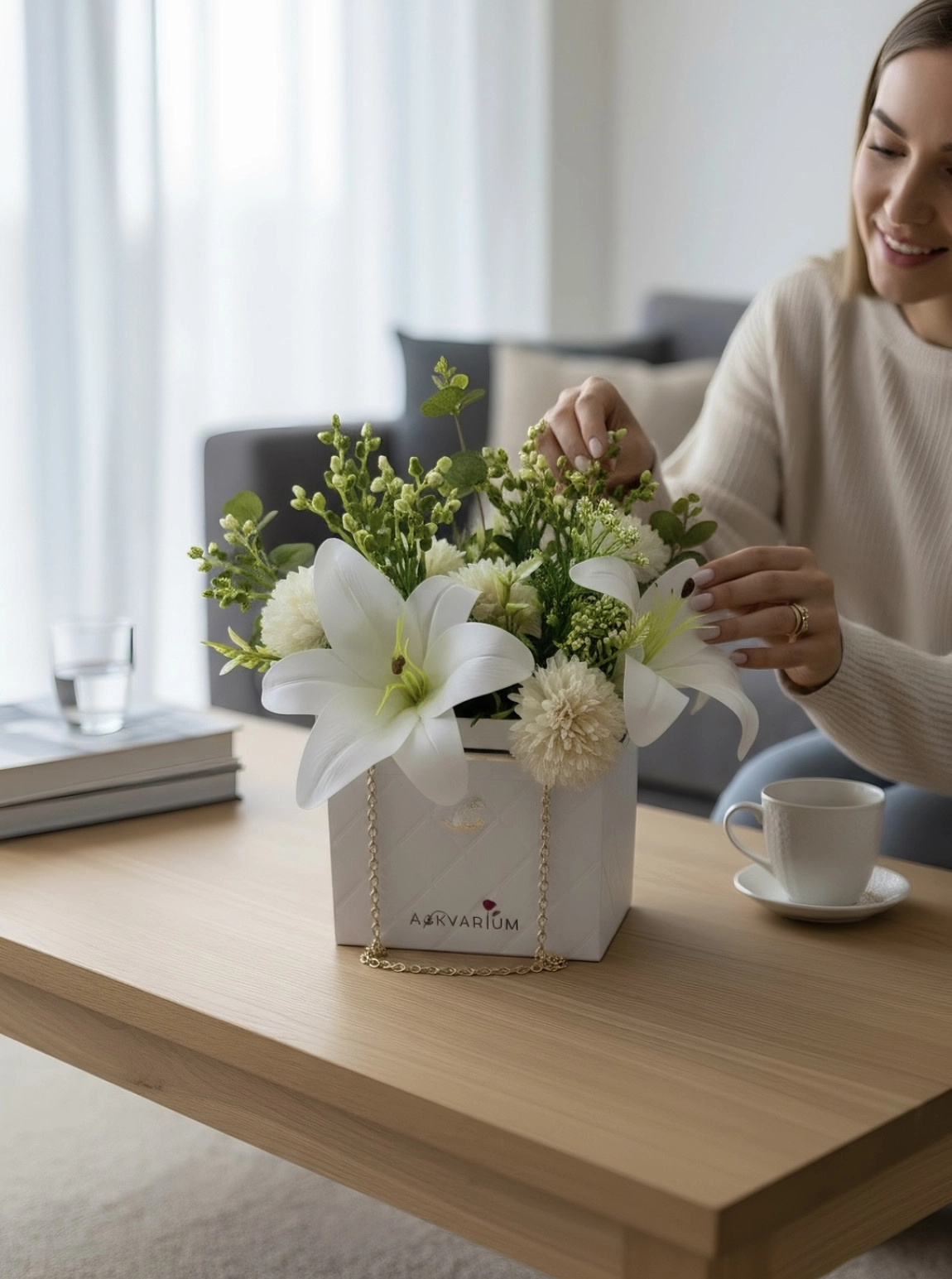 Çantada Beyaz Lilyum Ve Krem Çiçek Aranjmanı