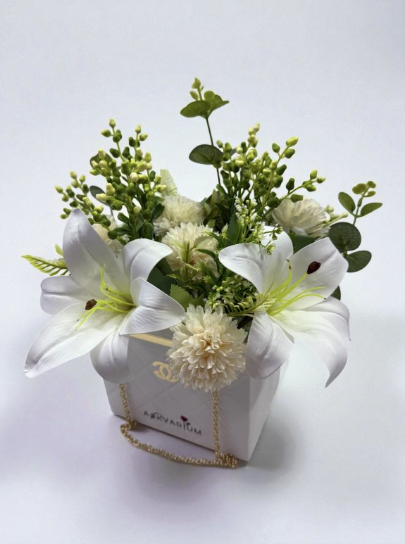 Çantada Beyaz Lilyum Ve Krem Çiçek Aranjmanı