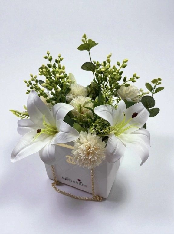Çantada Beyaz Lilyum Ve Krem Çiçek Aranjmanı