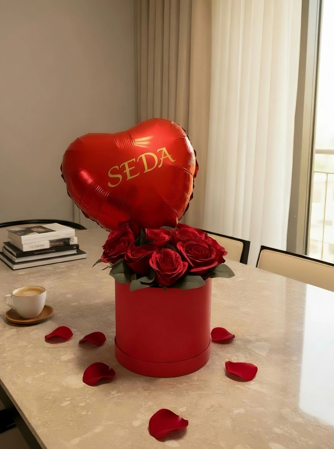 Kalpli Balonlu 9’Lu Kırmızı Gül Kutusu