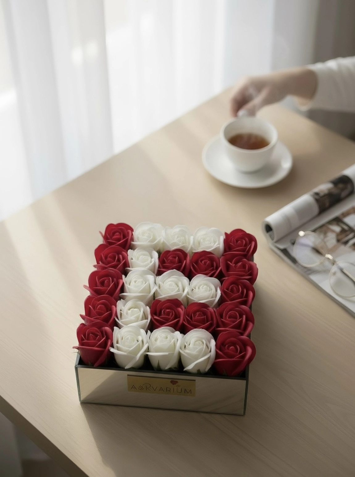 Kırmızı Beyaz İsme Özel Kokulu Gül Kutusu