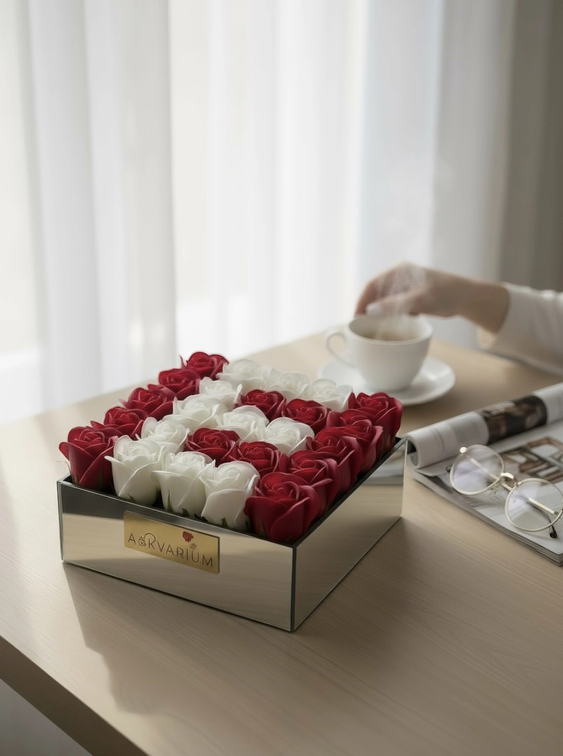 Kırmızı Beyaz İsme Özel Kokulu Gül Kutusu