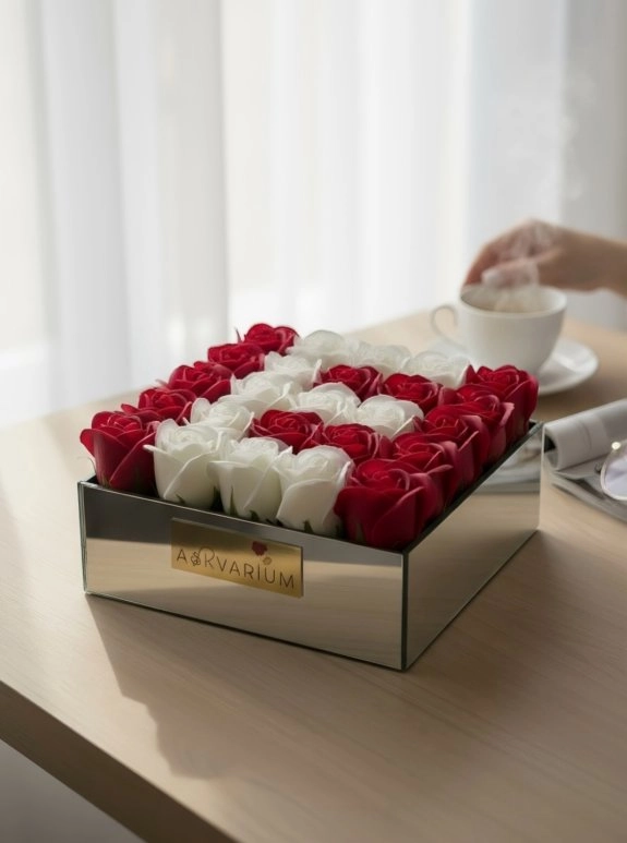 Kırmızı Beyaz İsme Özel Kokulu Gül Kutusu