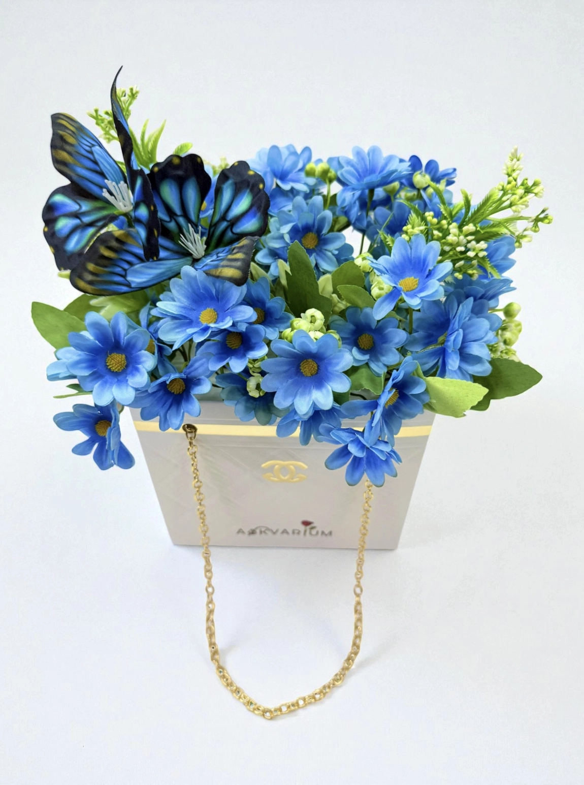 Mavi Papatyalar Ve Kelebek Detaylı Dekoratif Çiçek Aranjmanı