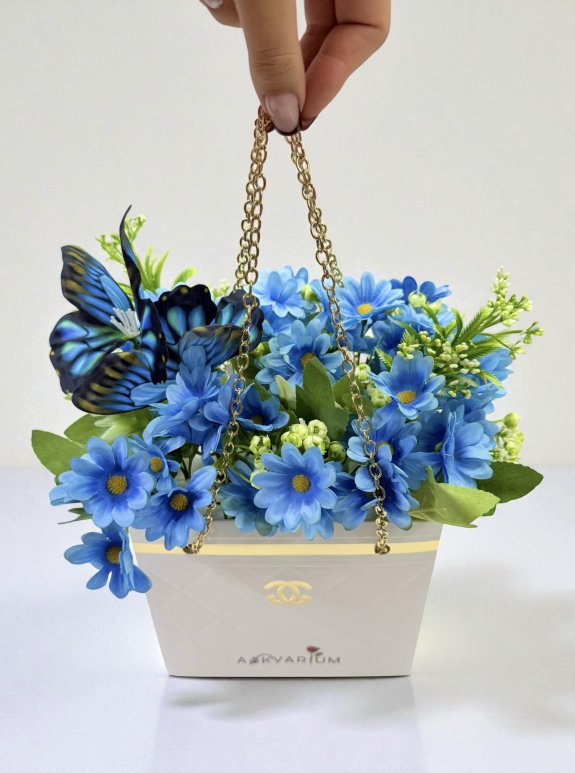 Mavi Papatyalar Ve Kelebek Detaylı Dekoratif Çiçek Aranjmanı