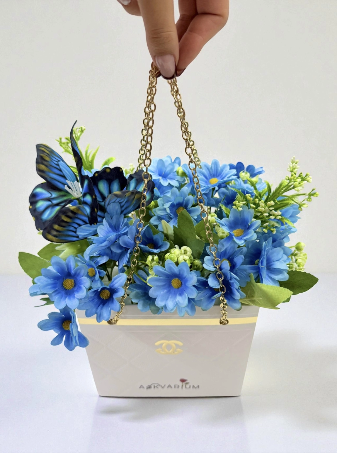 Mavi Papatyalar Ve Kelebek Detaylı Dekoratif Çiçek Aranjmanı