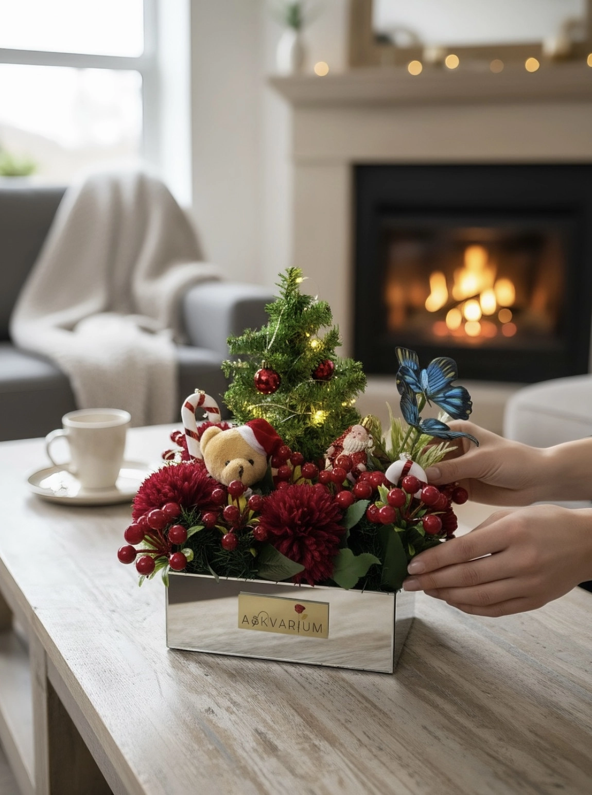 Noel Çam Ağaçlı Mavi Kelebekli Kutu Aranjmanı