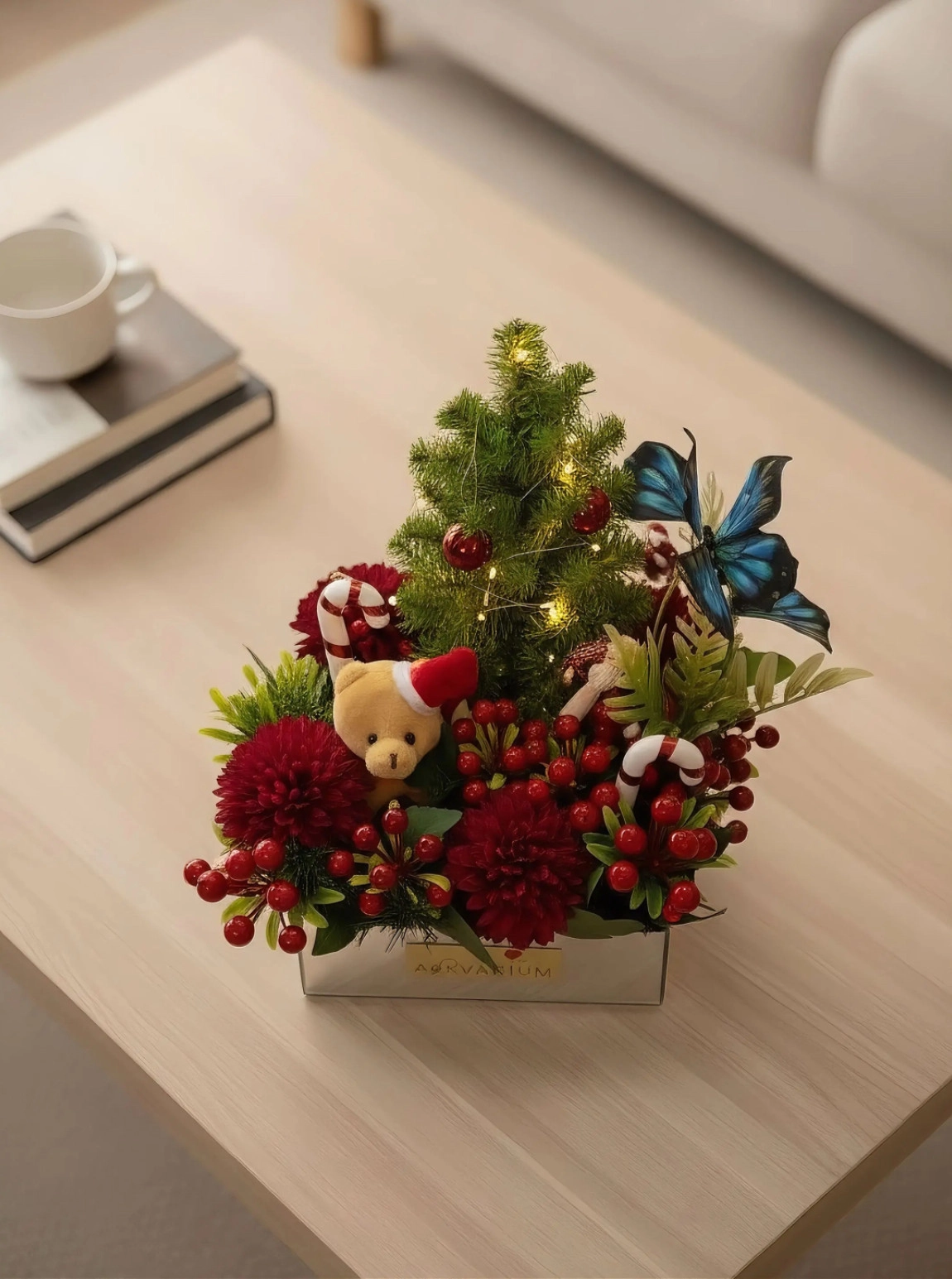 Noel Çam Ağaçlı Mavi Kelebekli Kutu Aranjmanı