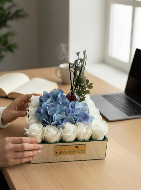 Oda Parfümlü Bozulmayan Beyaz Gül Ve Mavi Ortancalı Aranjman