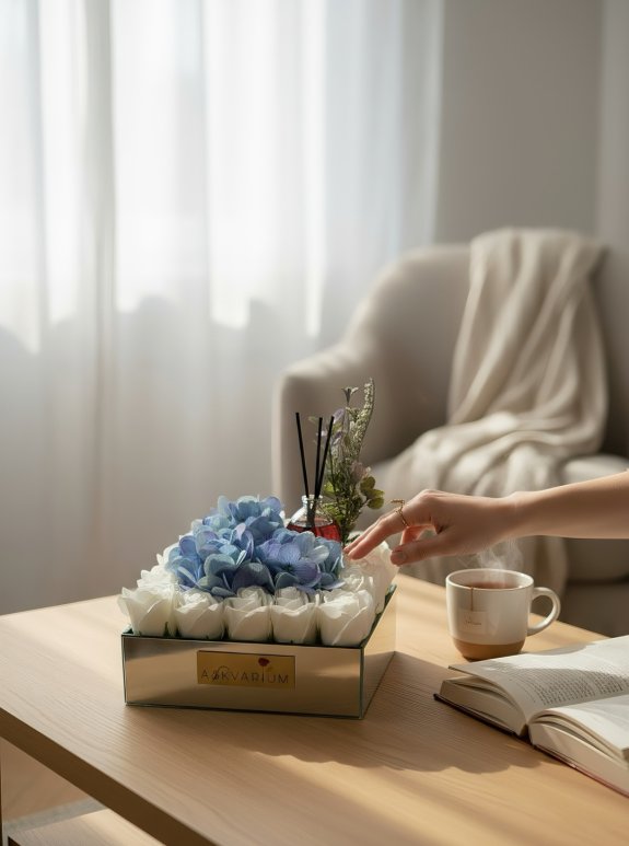 Oda Parfümlü Bozulmayan Beyaz Gül Ve Mavi Ortancalı Aranjman