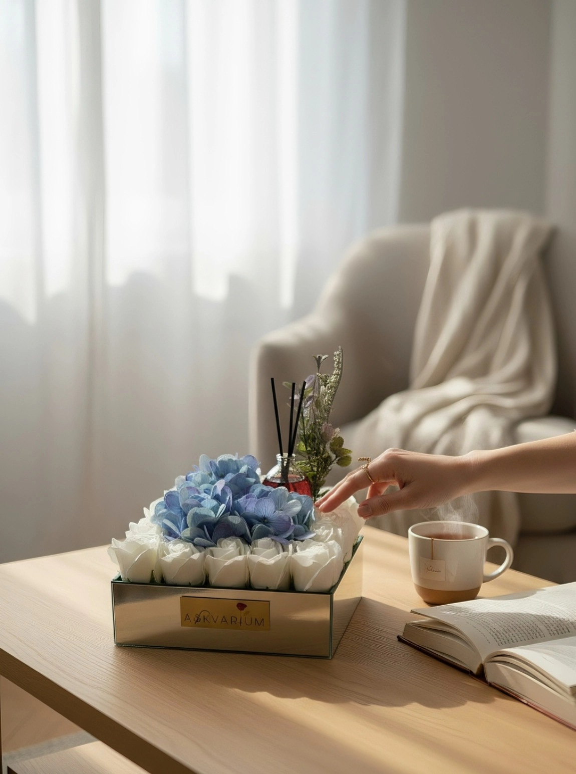 Oda Parfümlü Bozulmayan Beyaz Gül Ve Mavi Ortancalı Aranjman