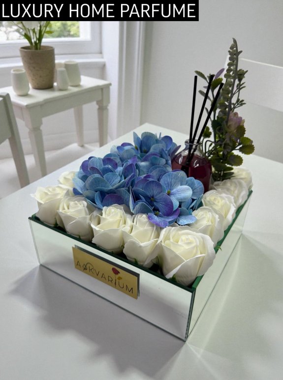 Oda Parfümlü Bozulmayan Beyaz Gül Ve Mavi Ortancalı Aranjman