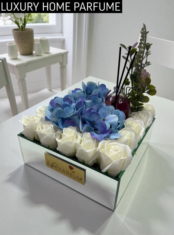 Oda Parfümlü Bozulmayan Beyaz Gül Ve Mavi Ortancalı Aranjman