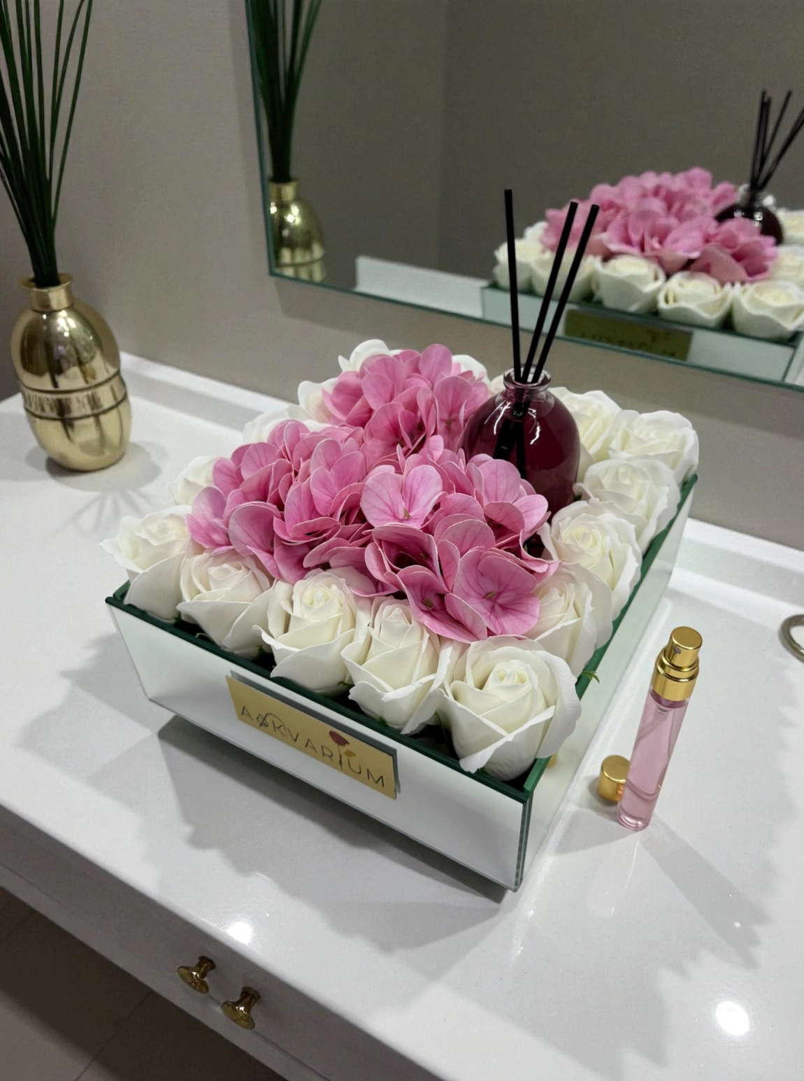 Oda Parfümlü Bozulmayan Beyaz Gül Ve Pembe Ortancalı Aranjman