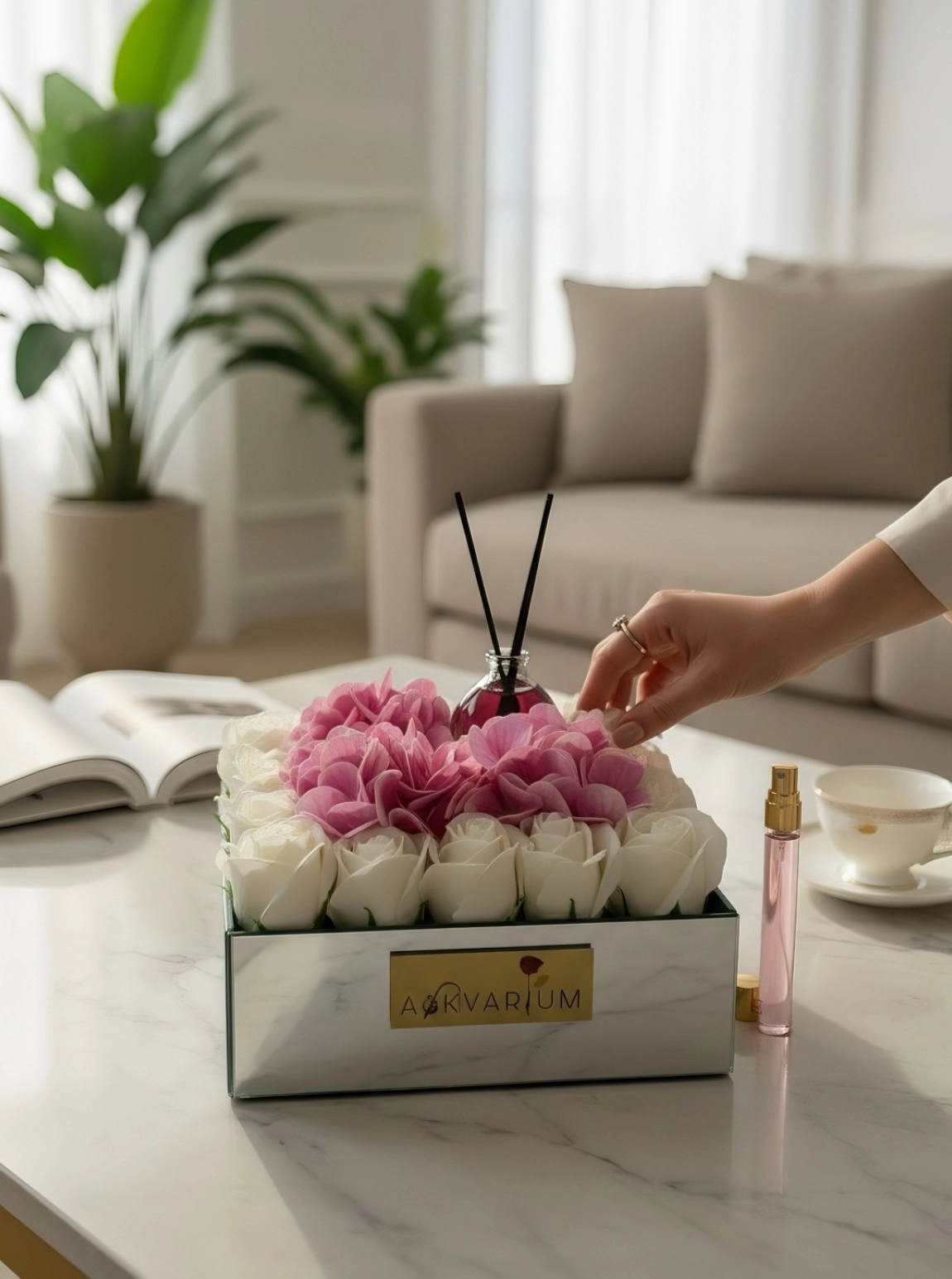 Oda Parfümlü Bozulmayan Beyaz Gül Ve Pembe Ortancalı Aranjman