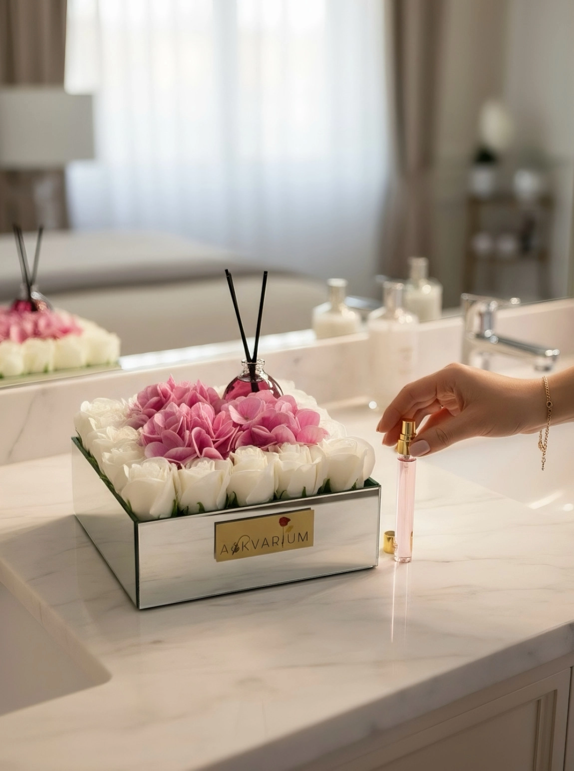 Oda Parfümlü Bozulmayan Beyaz Gül Ve Pembe Ortancalı Aranjman