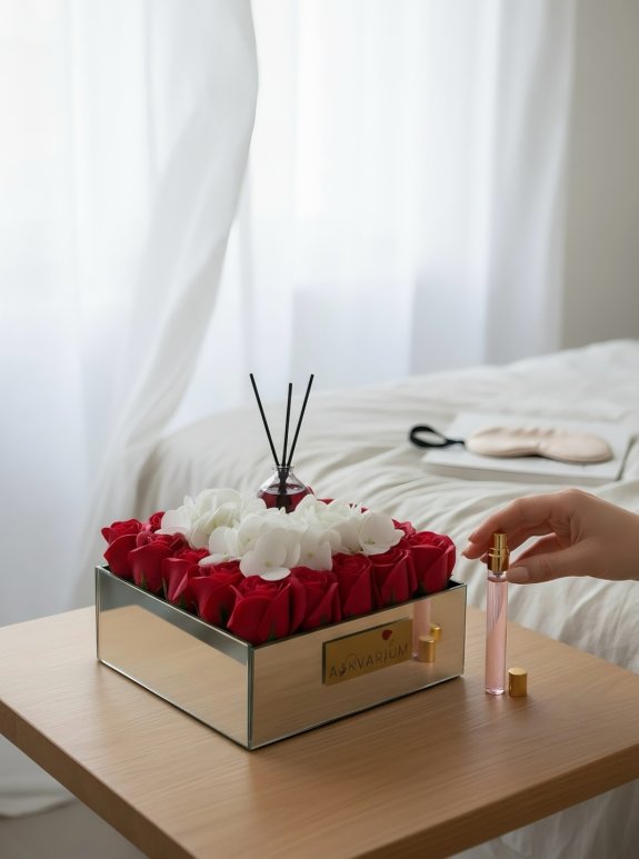 Oda Parfümlü Bozulmayan Kırmızı Gül Ve Ortancalı Aranjman