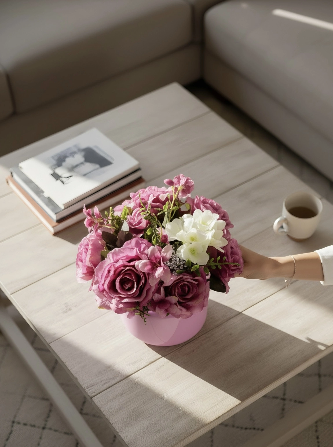 Pembe Cam Vazoda 8 Büyük Bozulmayan Gül Ve Beyaz Ortanca Aranjmanı