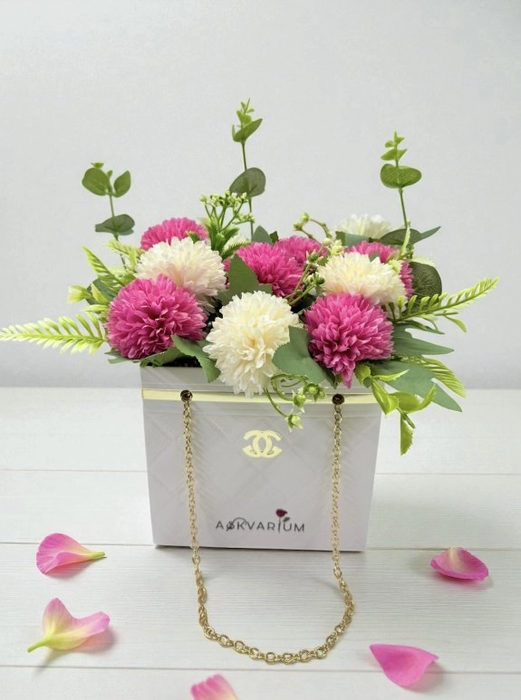 Pembe Ve Krem Çiçekli Dekoratif Aranjman – Zarif Masa Üstü