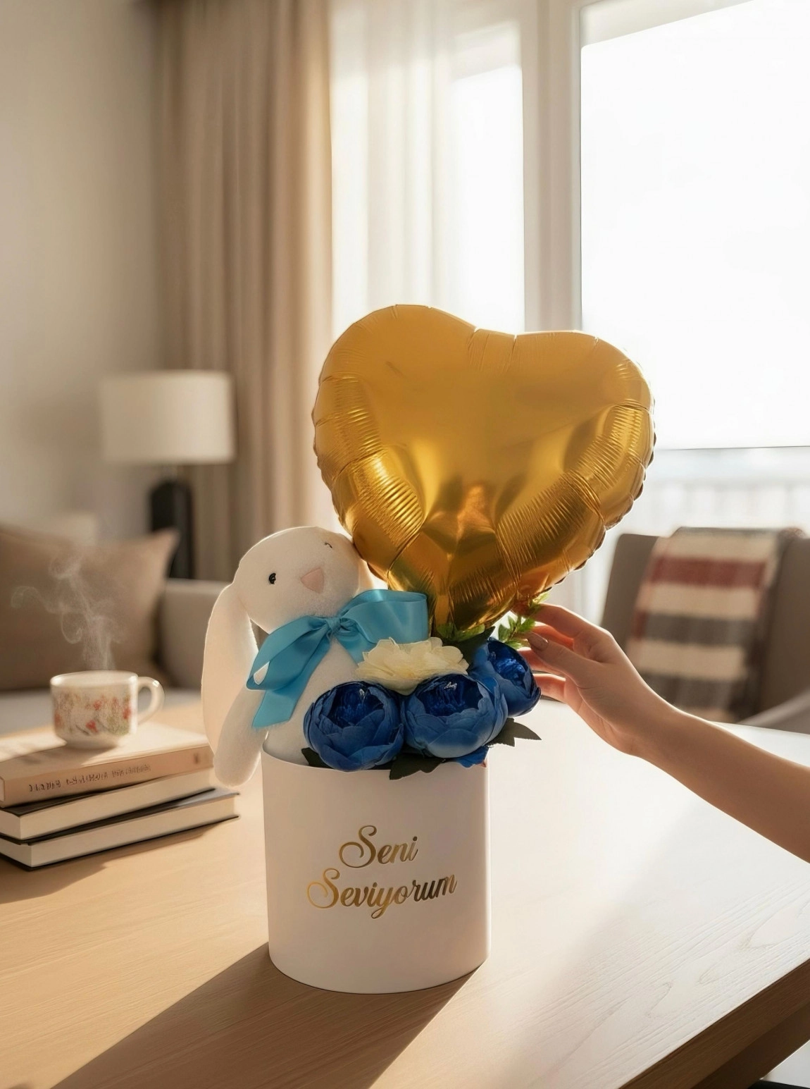 Sevimli Tavşan Ve Şakayık Kutusu