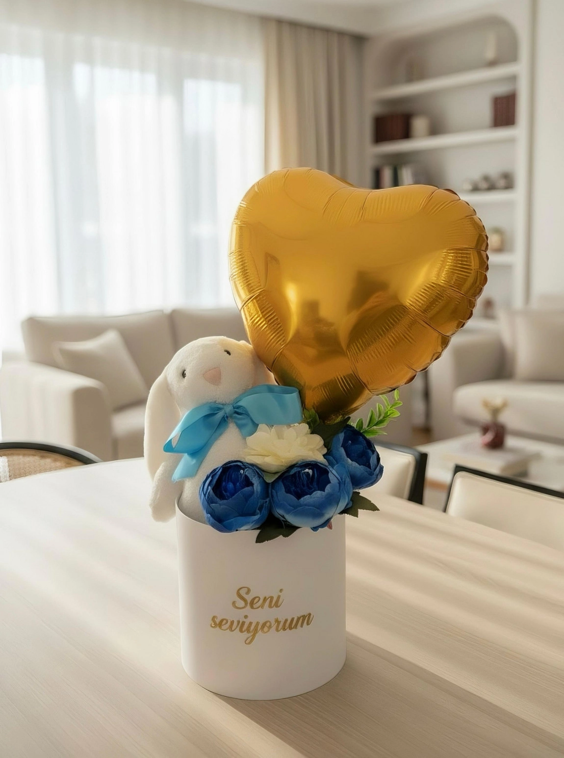 Sevimli Tavşan Ve Şakayık Kutusu